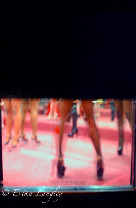 Window closing on legs